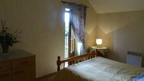 3 chambres, fer et planche à repasser, accès Internet, draps fournis