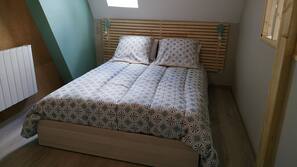 1 chambre, fer et planche à repasser, draps fournis