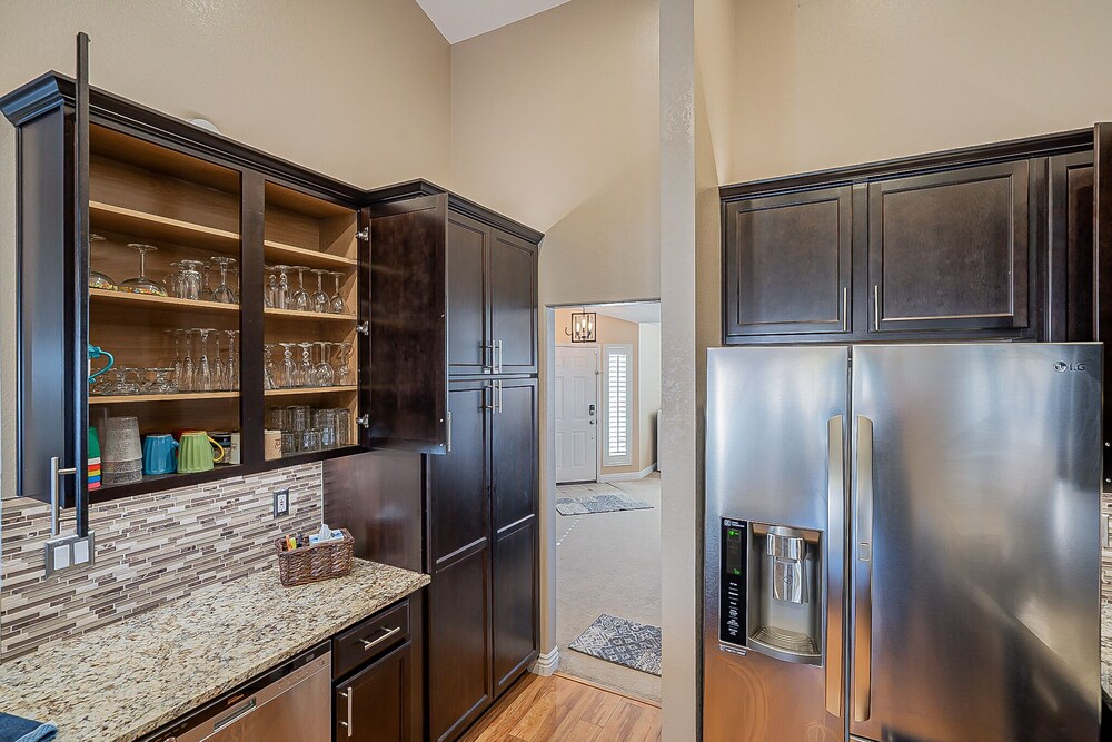 Automated King Bed | 5 miles to Strip | 55" SmartTV | Family Friendly