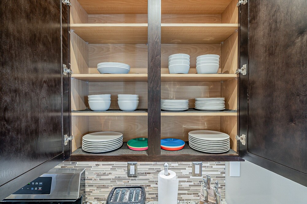 Automated King Bed | 5 miles to Strip | 55" SmartTV | Family Friendly