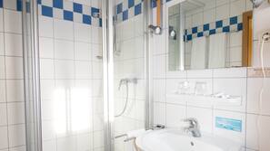 Dusche, Haartrockner, Handtücher, Toilettenpapier