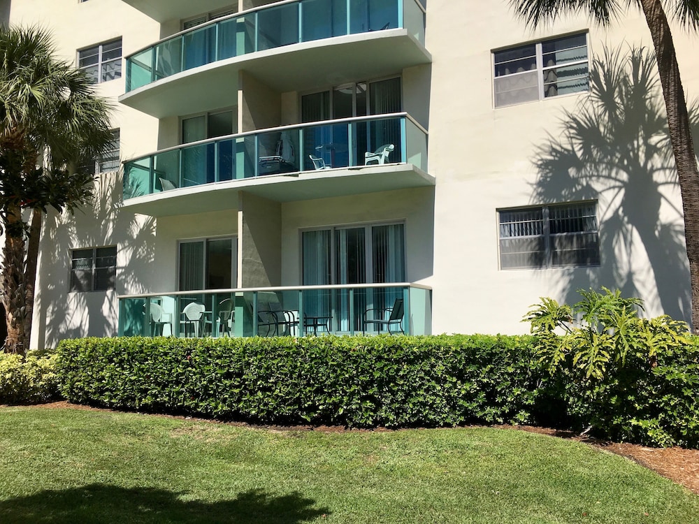 Gorgeous Apt Across the Beach Sunny Isles STR12712 1brd+Den