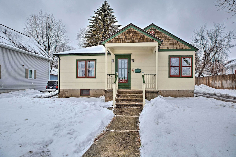 Cozy Cedarburg House Walk to Historic Downtown! Cedarburg Vrbo