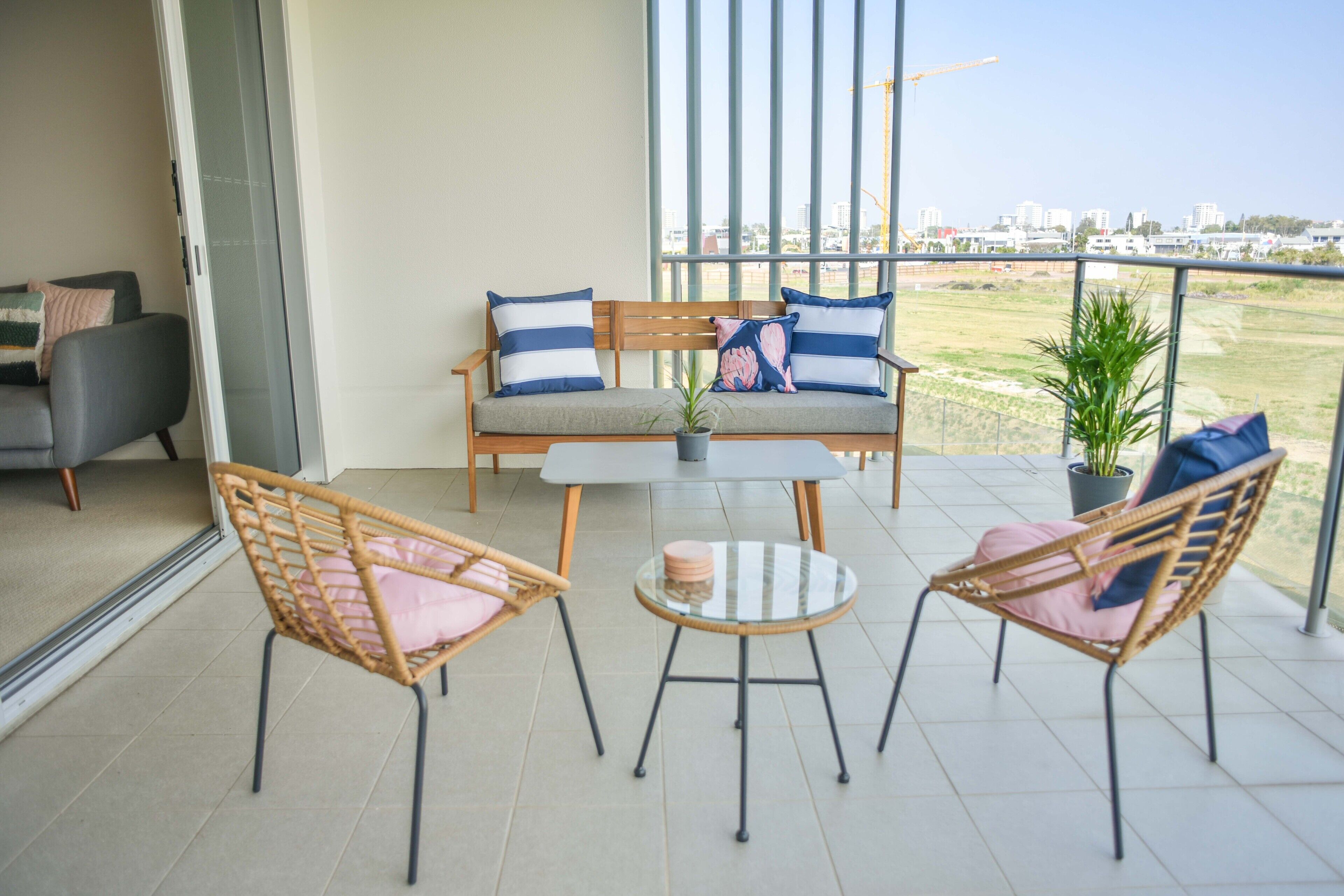 Heart Of the Sunny Coast 2 Resort Pools/gym Open! Walk to Sunshine Plaza