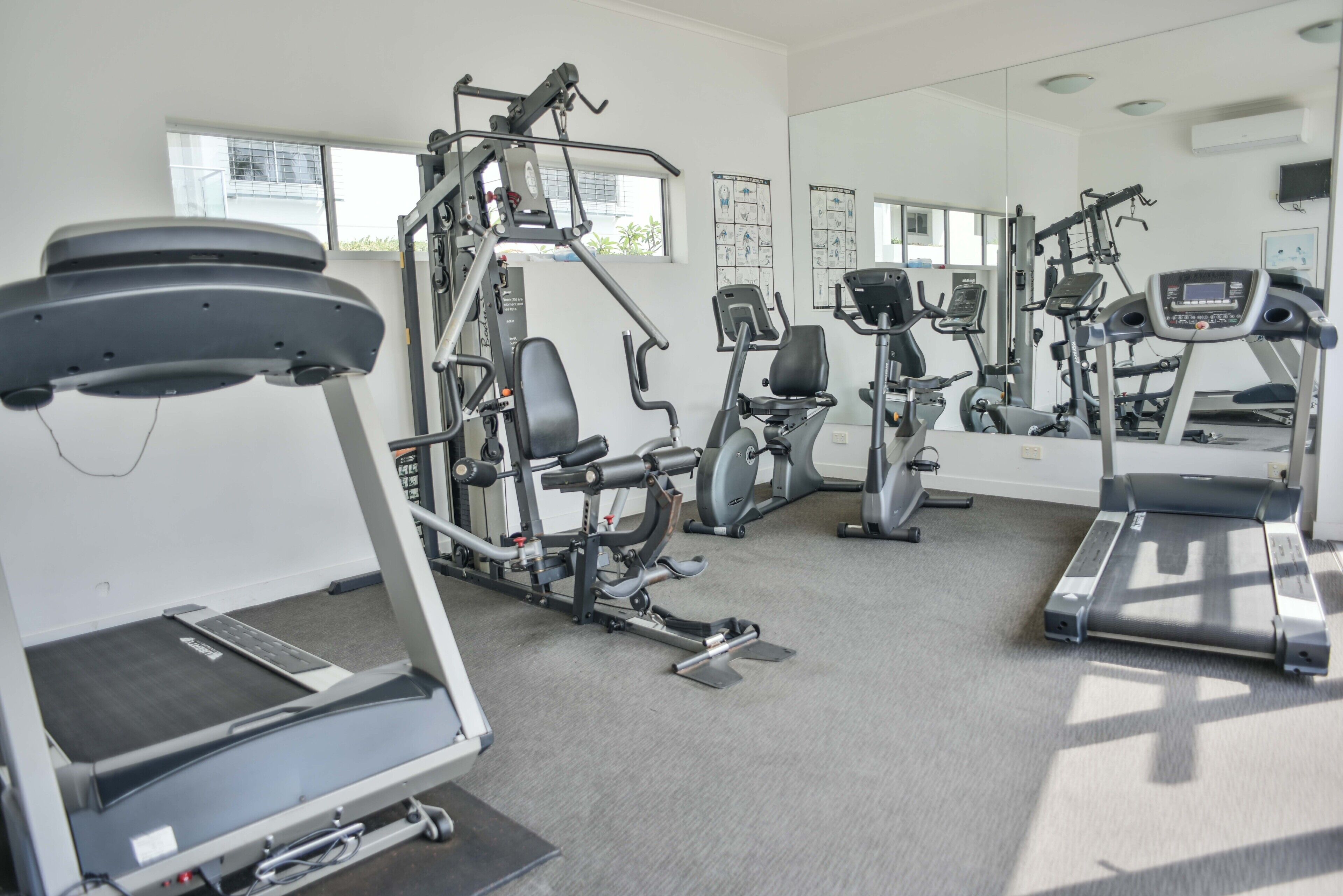 Heart Of the Sunny Coast 2 Resort Pools/gym Open! Walk to Sunshine Plaza