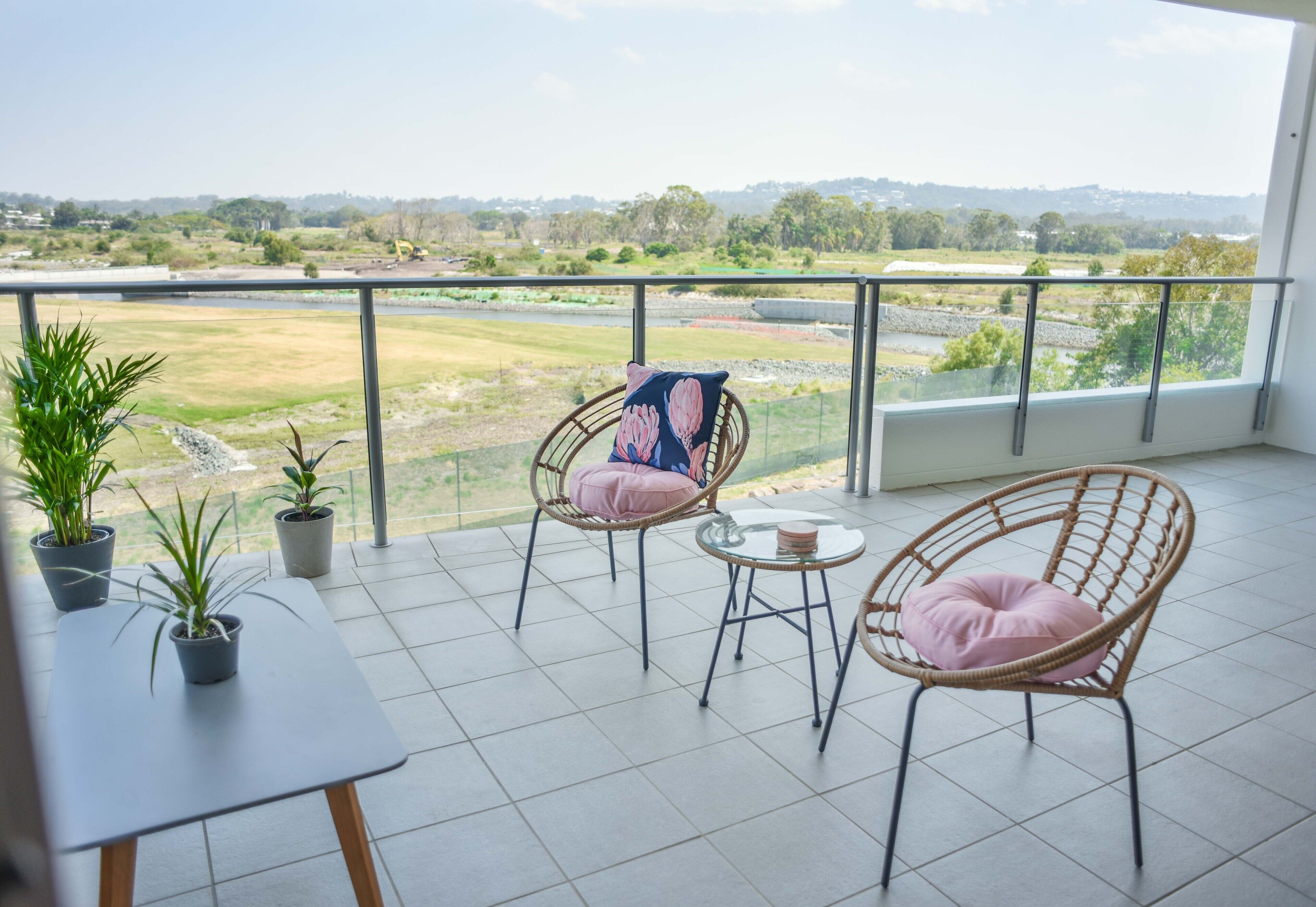 Heart Of the Sunny Coast 2 Resort Pools/gym Open! Walk to Sunshine Plaza