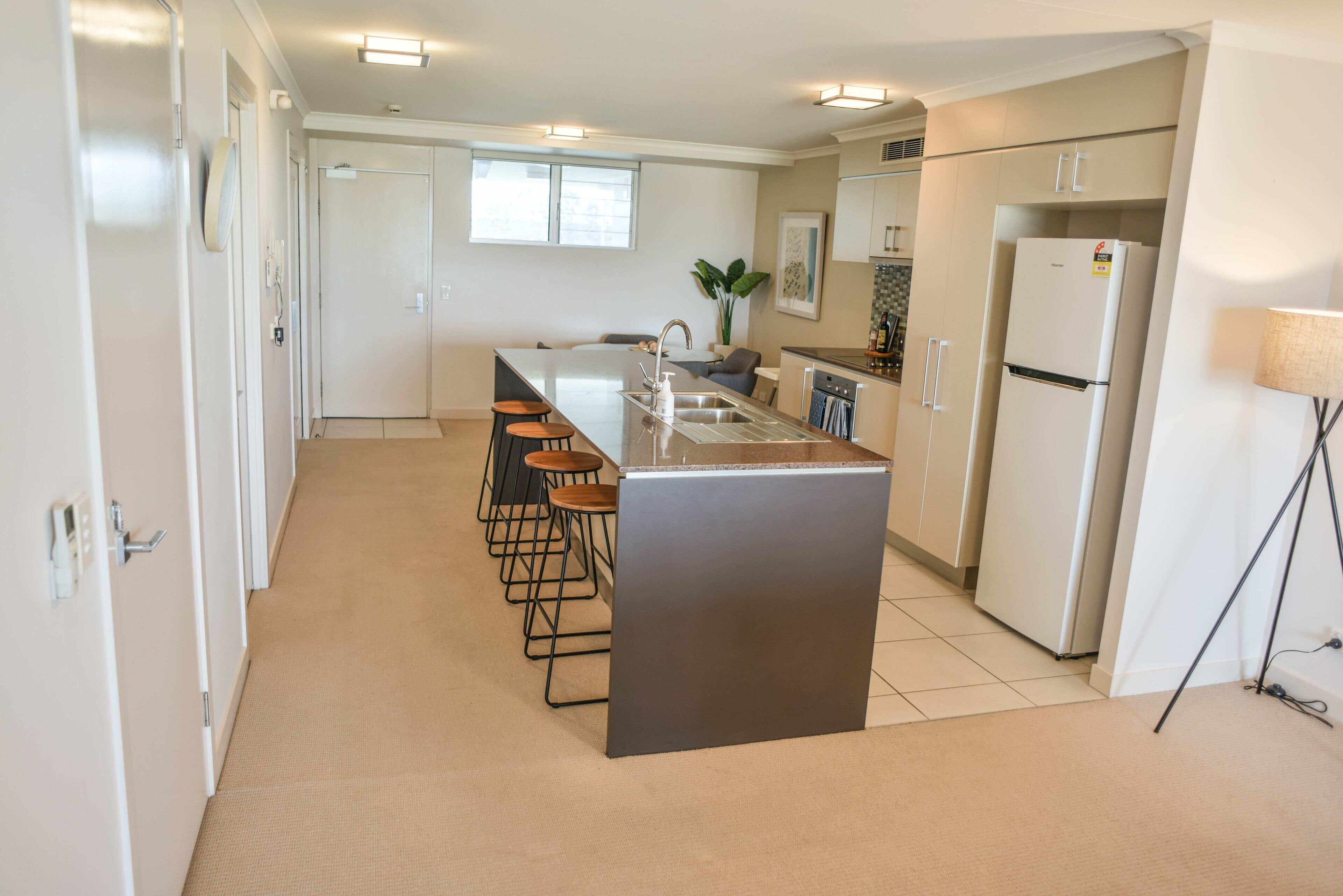 Heart Of the Sunny Coast 2 Resort Pools/gym Open! Walk to Sunshine Plaza