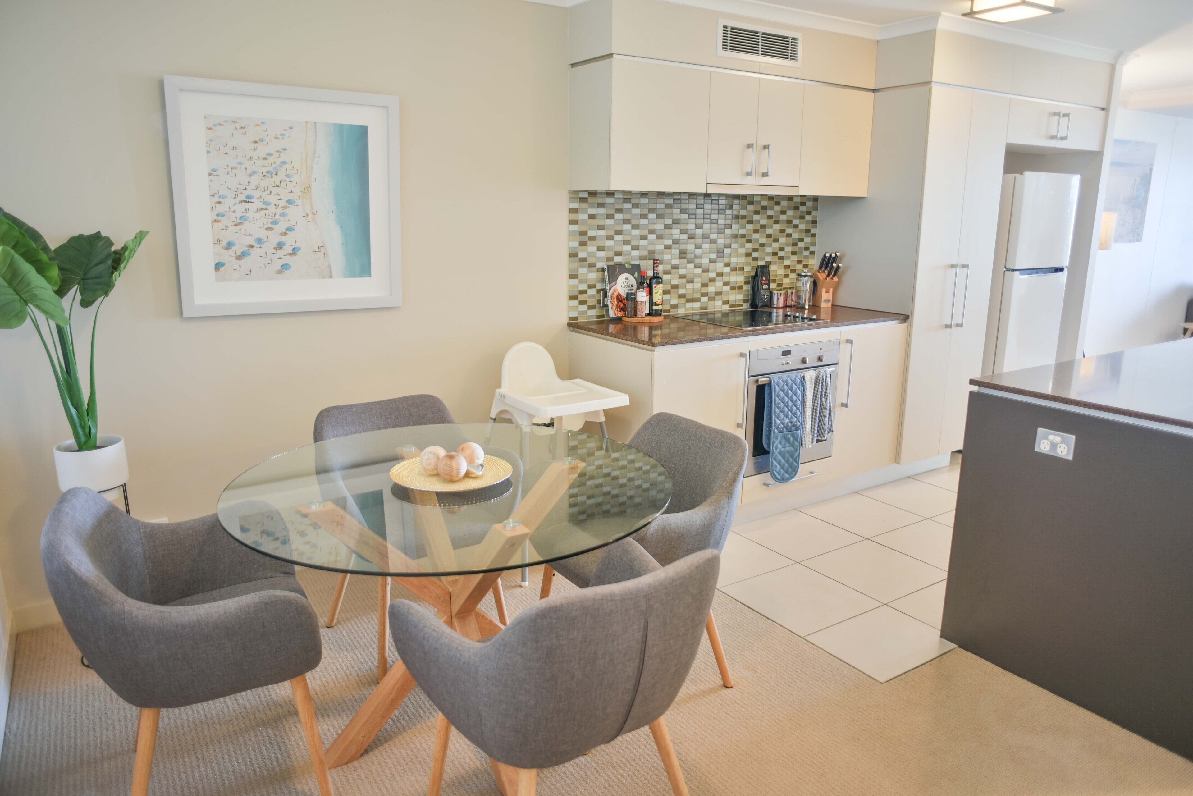 Heart Of the Sunny Coast 2 Resort Pools/gym Open! Walk to Sunshine Plaza