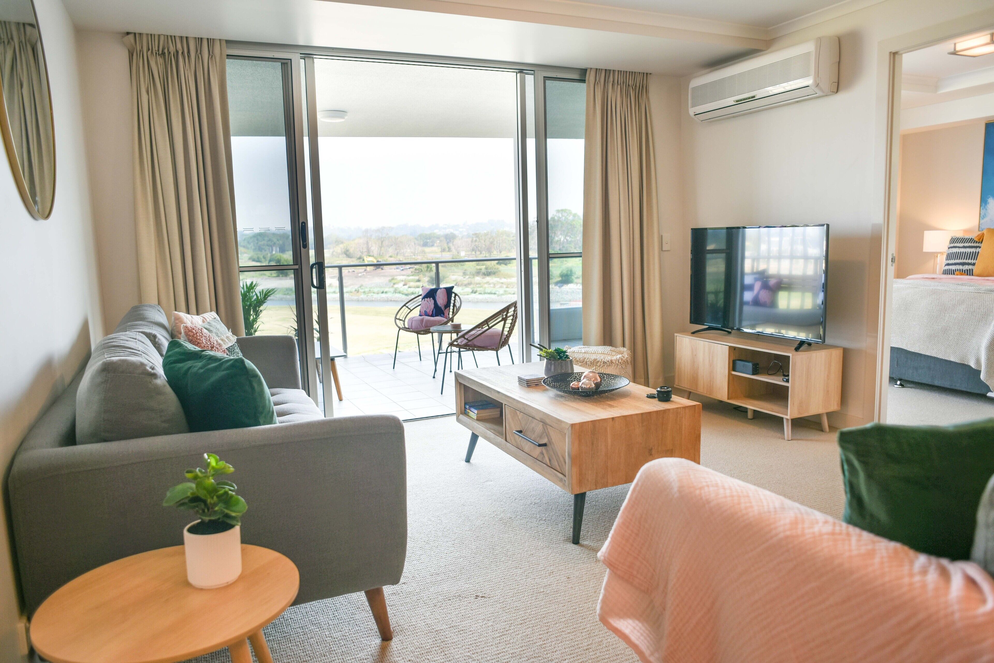 Heart Of the Sunny Coast 2 Resort Pools/gym Open! Walk to Sunshine Plaza