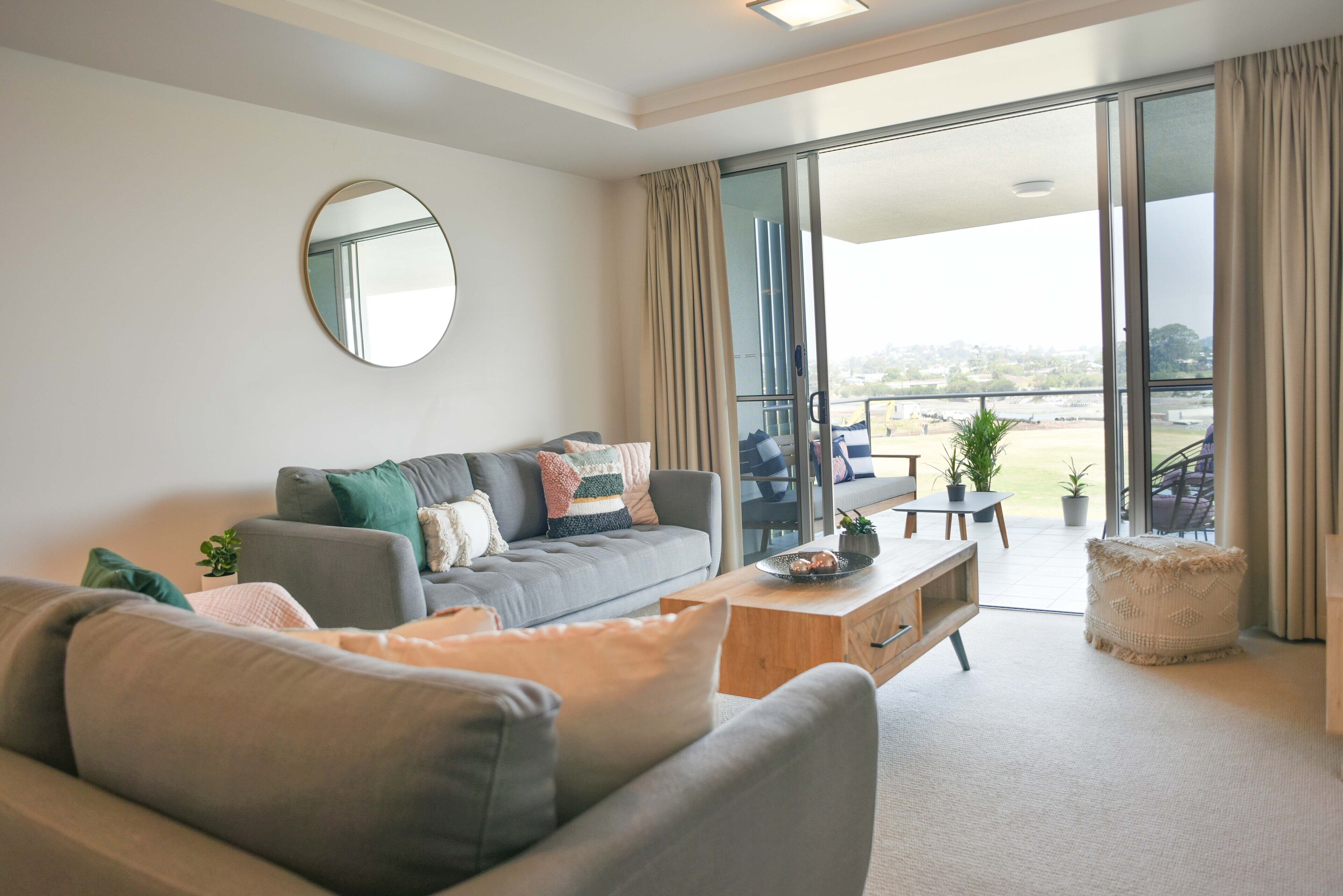 Heart Of the Sunny Coast 2 Resort Pools/gym Open! Walk to Sunshine Plaza