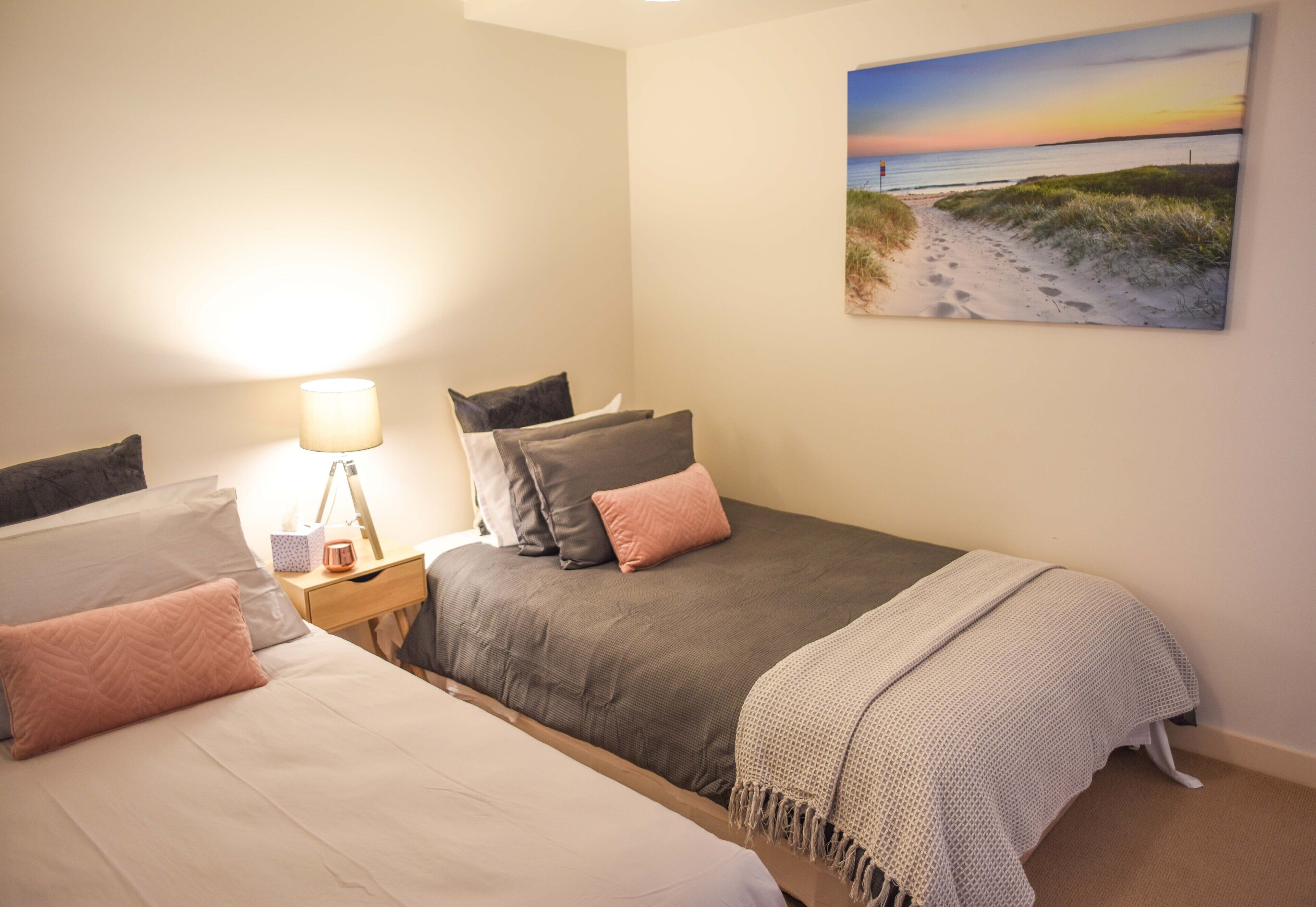 Heart Of the Sunny Coast 2 Resort Pools/gym Open! Walk to Sunshine Plaza