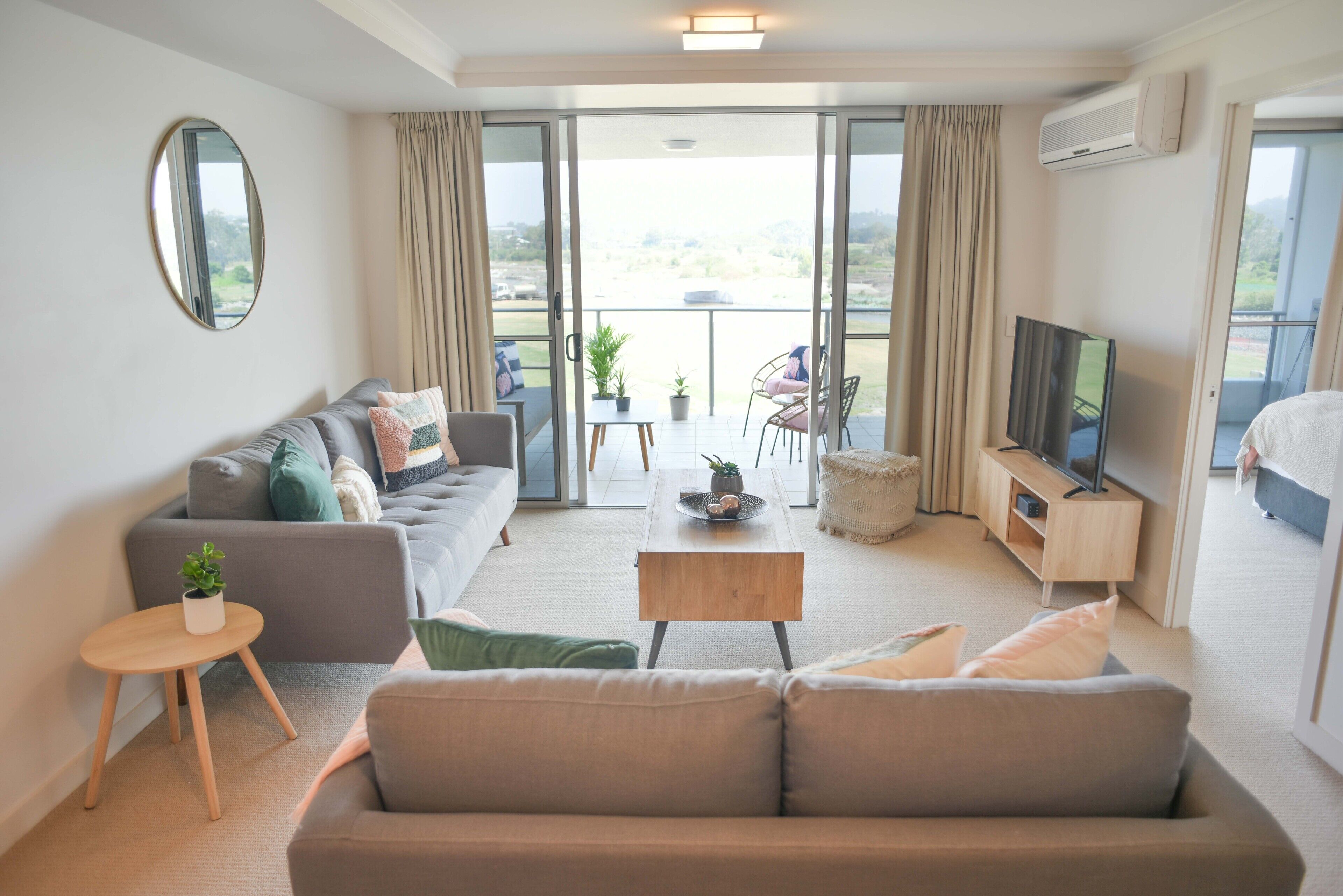 Heart Of the Sunny Coast 2 Resort Pools/gym Open! Walk to Sunshine Plaza