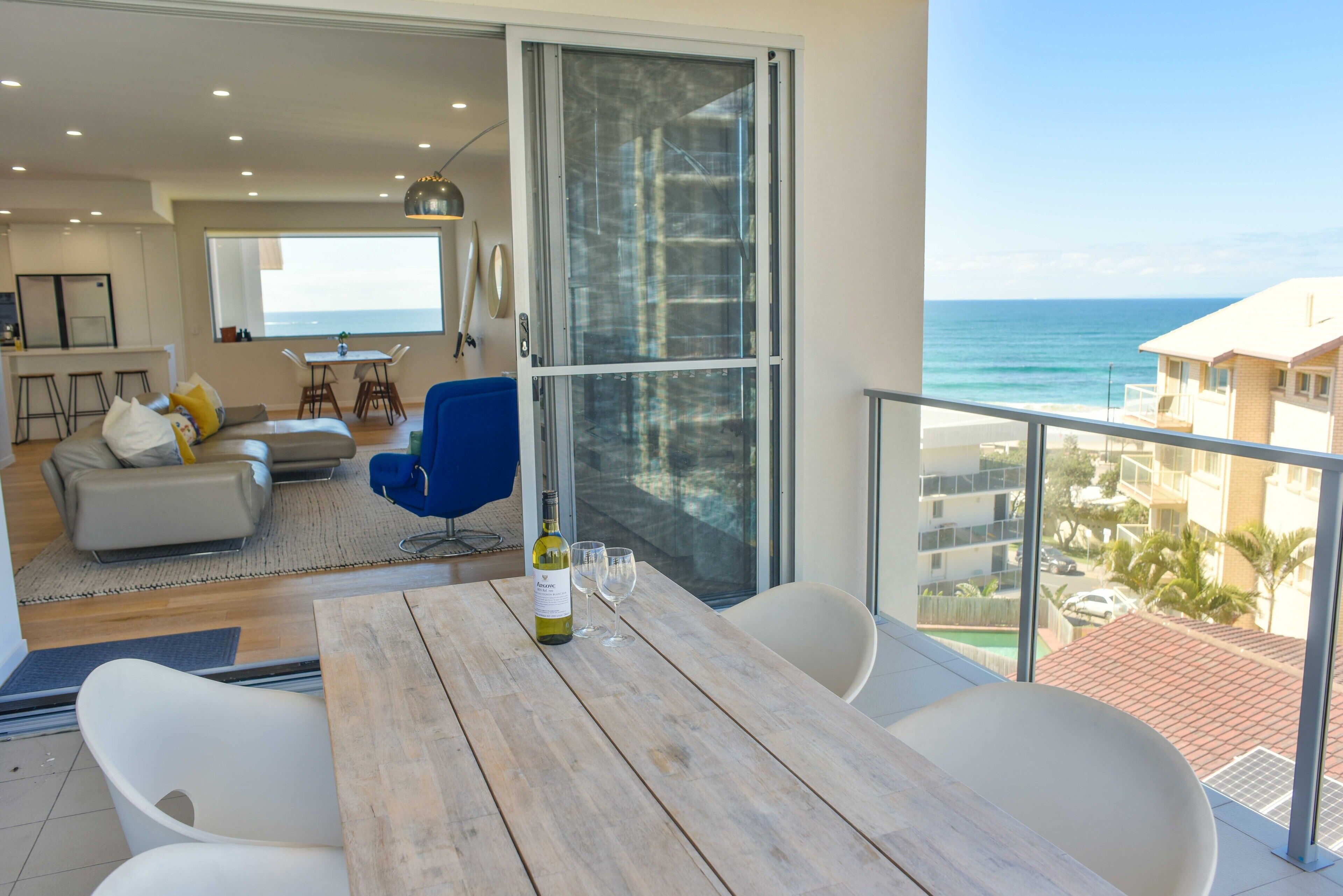 🌴 Spacious living with stunning views Over Kings Beach 🌴1 min to beach cafes and