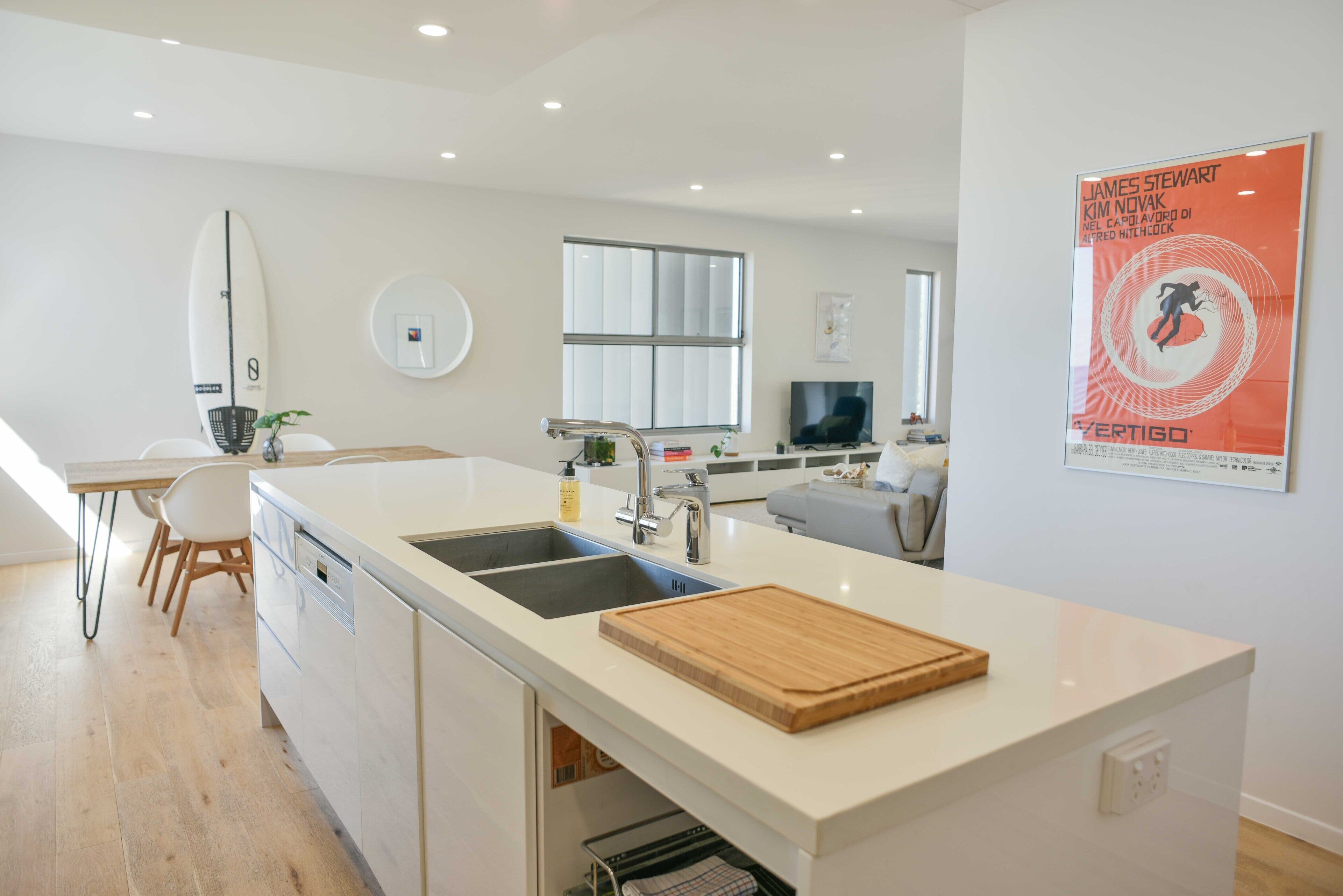 🌴 Spacious living with stunning views Over Kings Beach 🌴1 min to beach cafes and