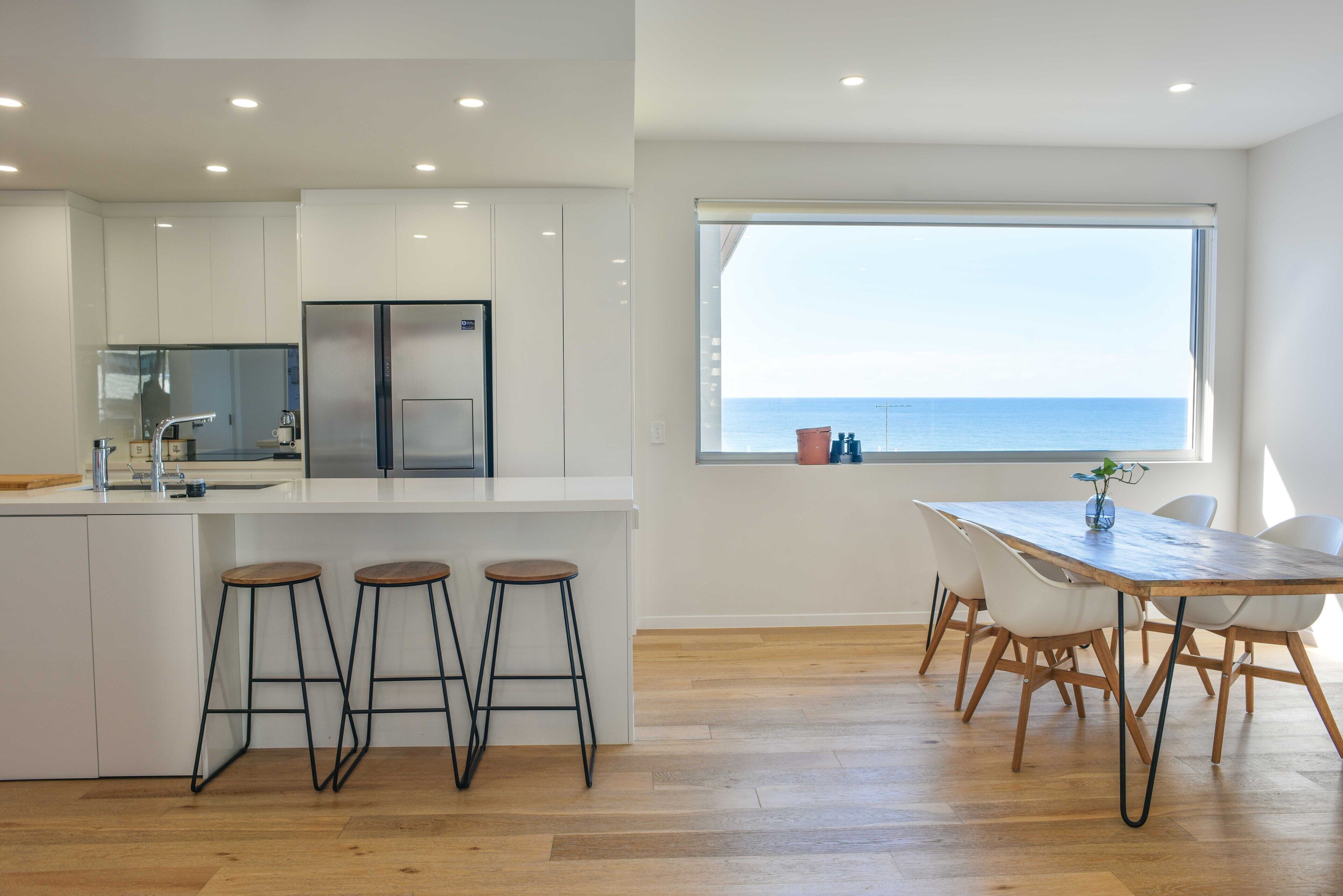 🌴 Spacious living with stunning views Over Kings Beach 🌴1 min to beach cafes and