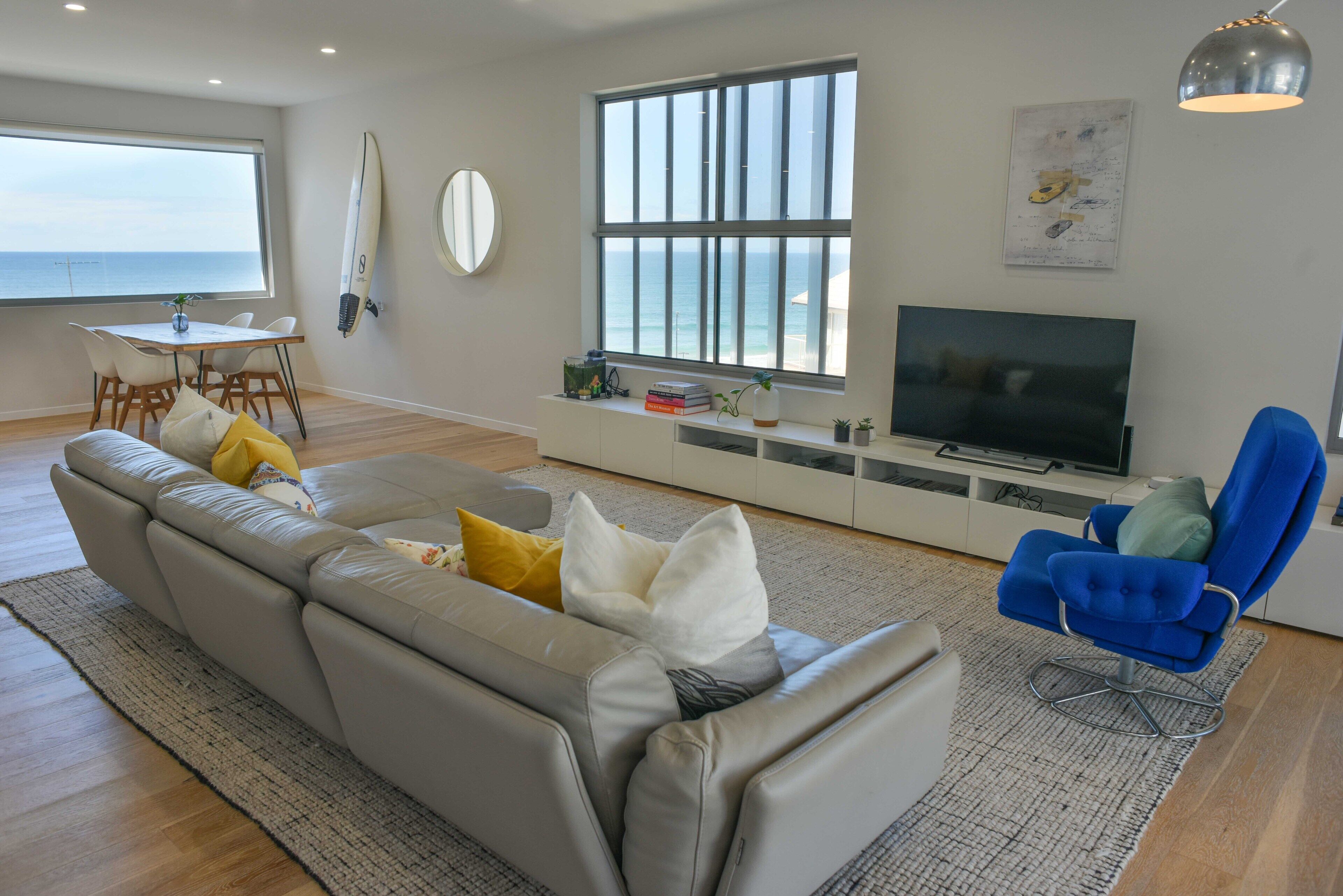 🌴 Spacious living with stunning views Over Kings Beach 🌴1 min to beach cafes and