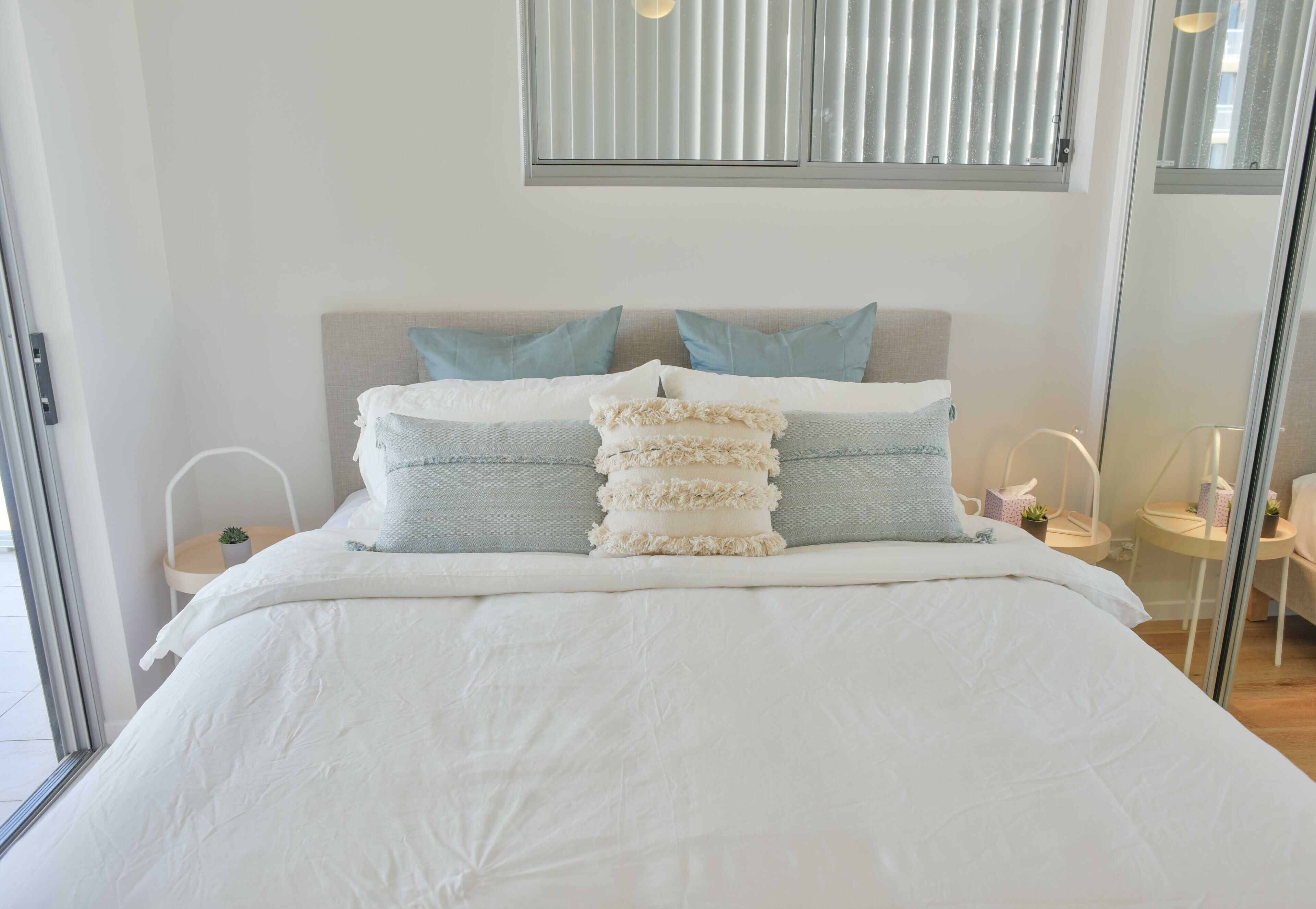 🌴 Spacious living with stunning views Over Kings Beach 🌴1 min to beach cafes and