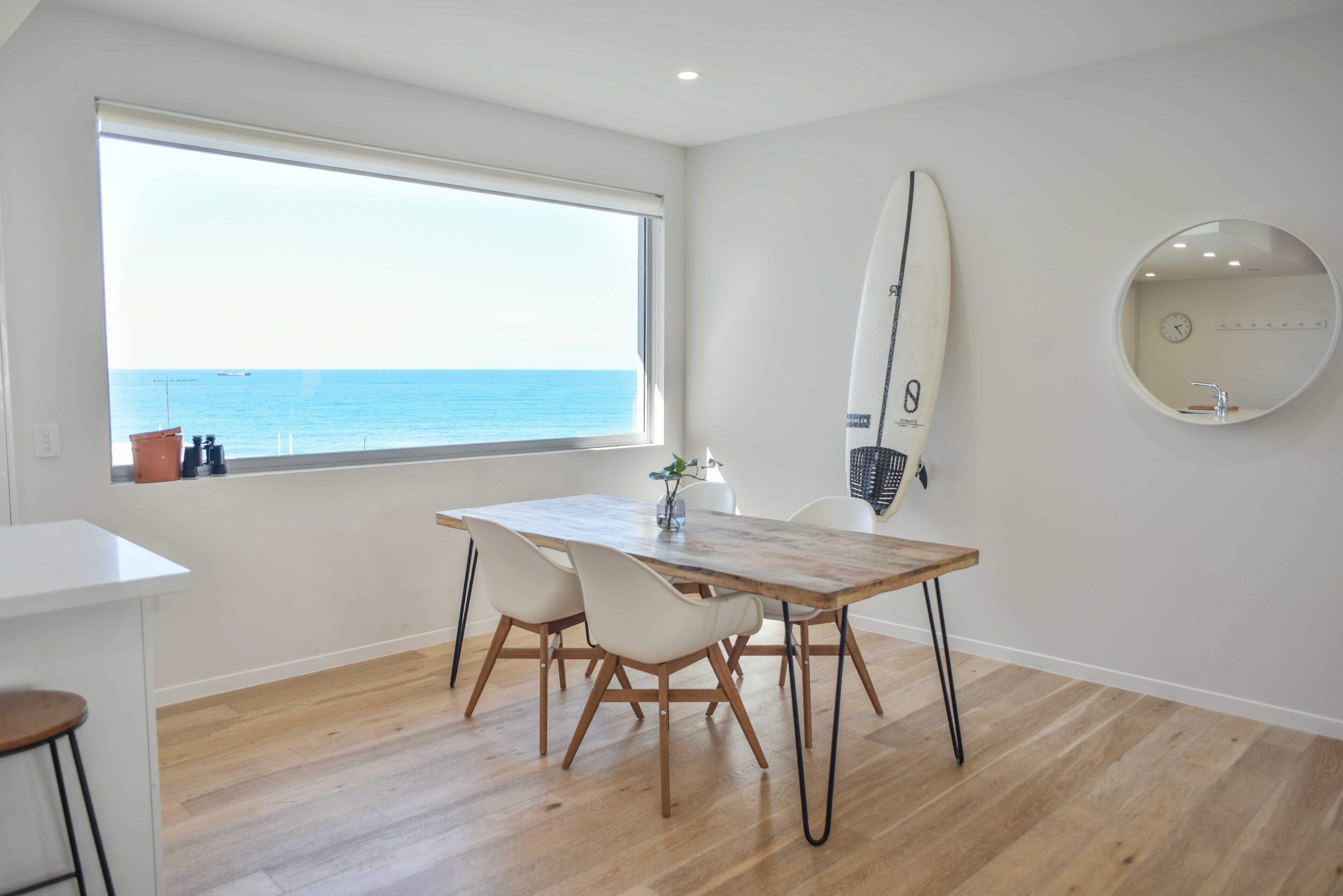 🌴 Spacious living with stunning views Over Kings Beach 🌴1 min to beach cafes and