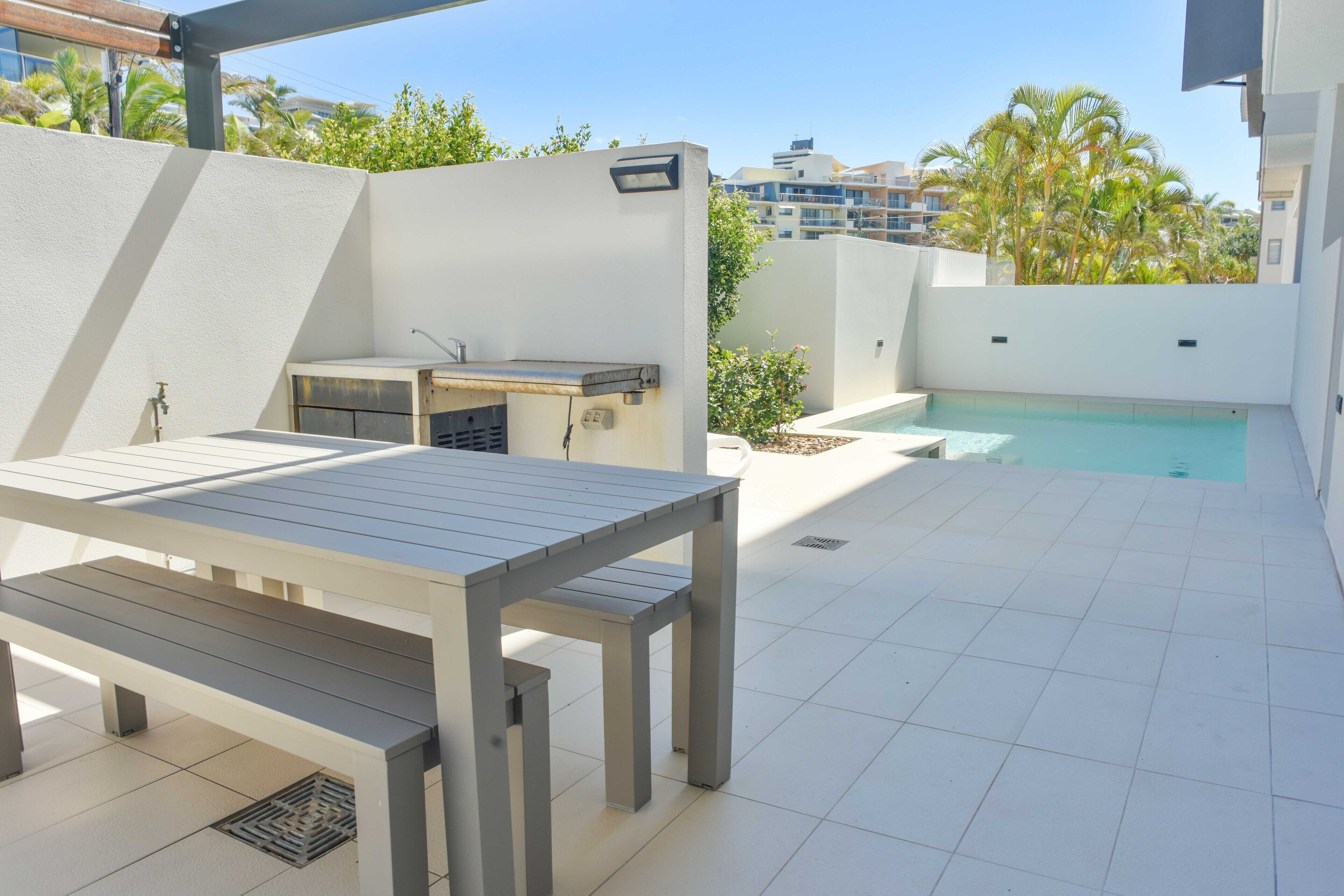 🌴 Spacious living with stunning views Over Kings Beach 🌴1 min to beach cafes and