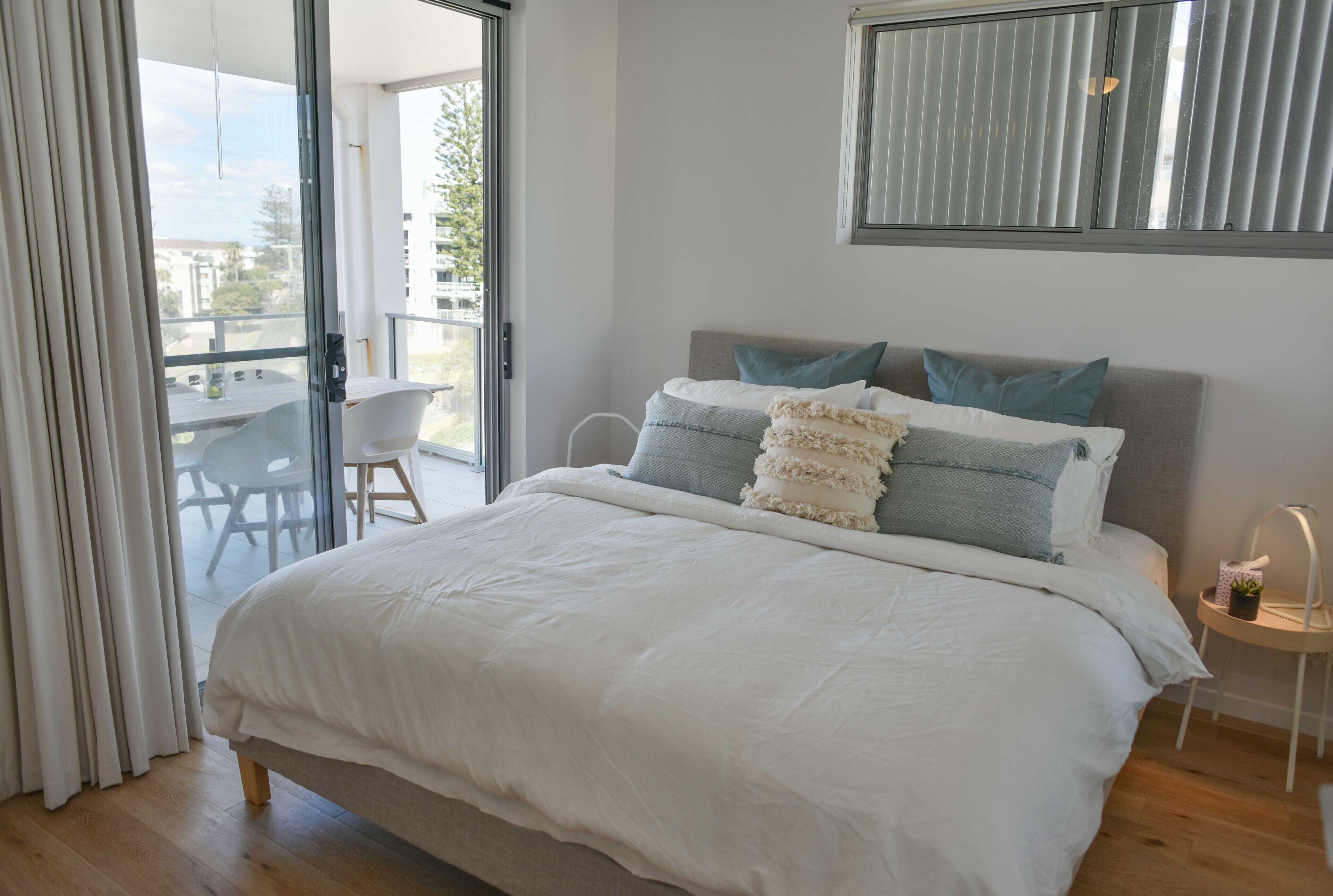 🌴 Spacious living with stunning views Over Kings Beach 🌴1 min to beach cafes and