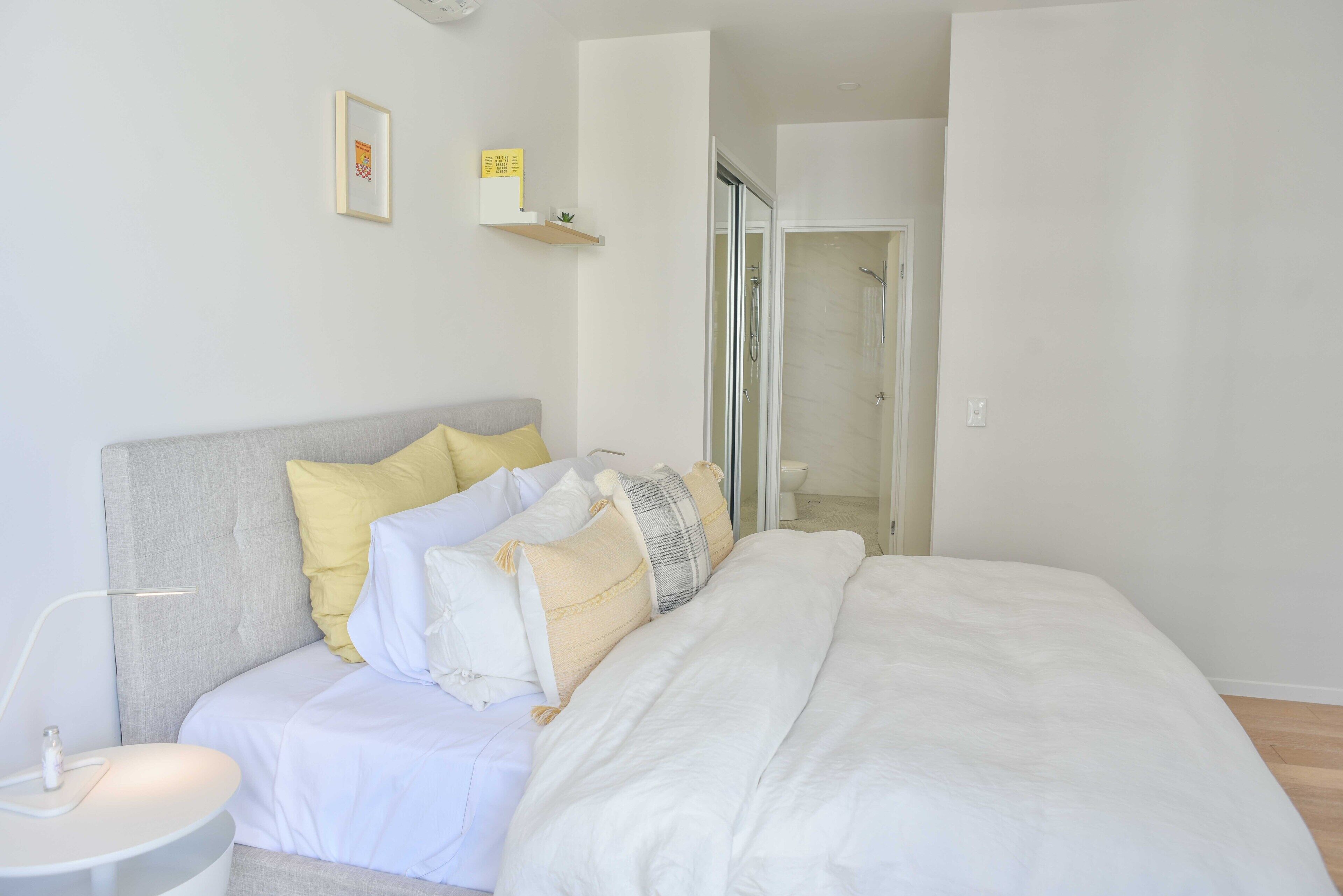 🌴 Spacious living with stunning views Over Kings Beach 🌴1 min to beach cafes and