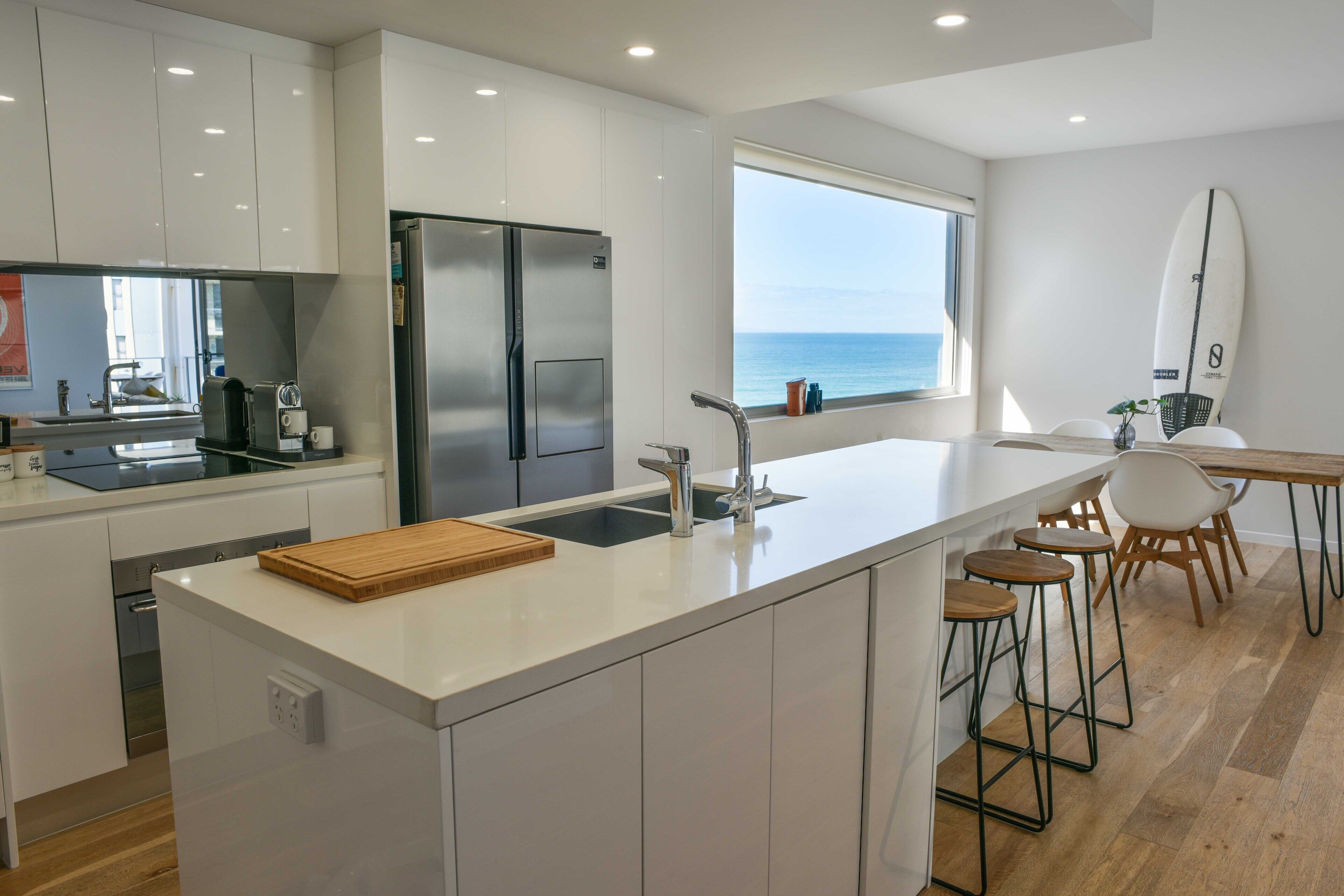 🌴 Spacious living with stunning views Over Kings Beach 🌴1 min to beach cafes and