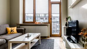 En 107-centimeters flatskjerm-TV med kabel-kanaler samt TV