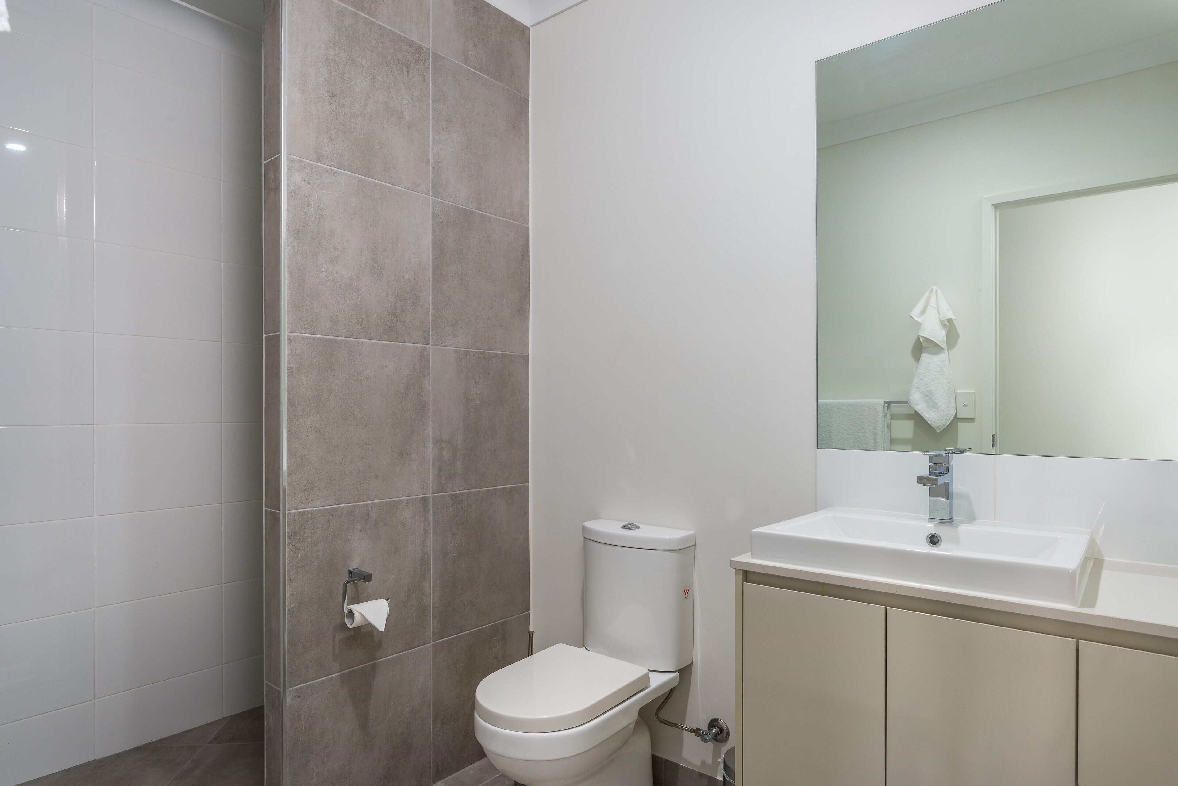 New 3 bedroom lakeside villa with tennis court and lap pool