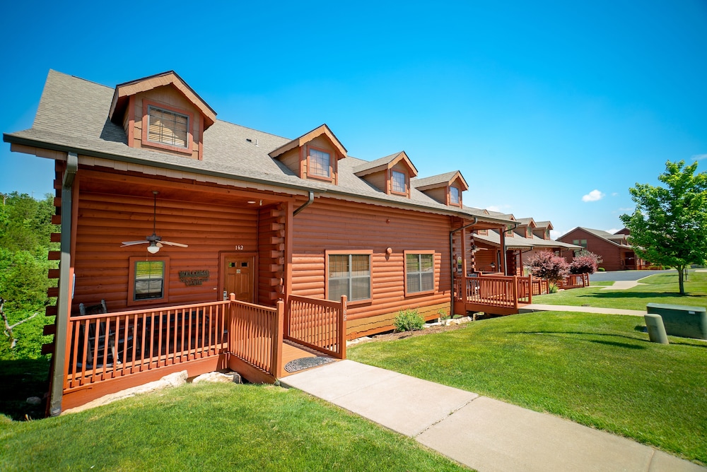 Log Cabins In Branson There Are A Lot Avg 100 Night Cabin Vacation Branson Vacation Log Cabin