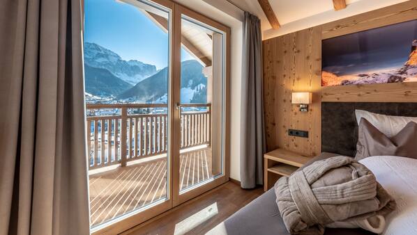 2 bedrooms, Internet, linens, wheelchair access