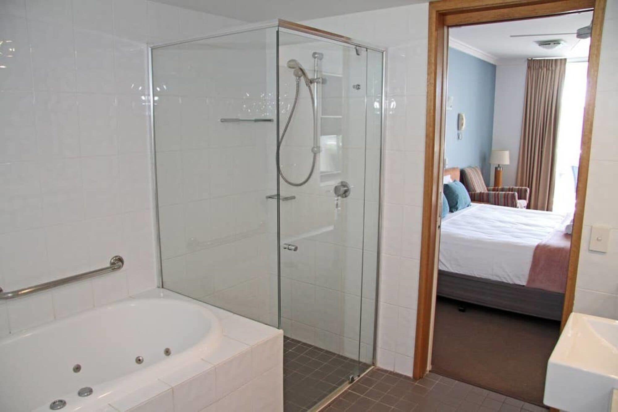 6BR Coolum Beach Roof Terrace Spa Pool Tennis