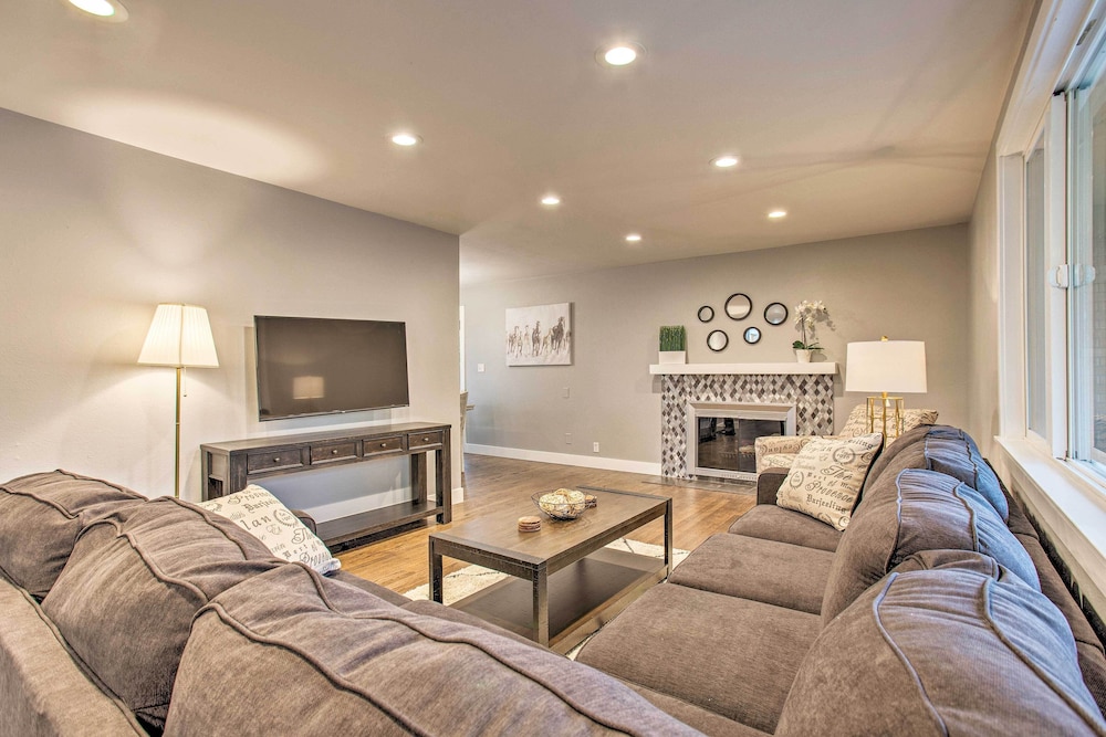 Denver Area Home w/ Patio 7 miles to Dwtn! Littleton Vrbo