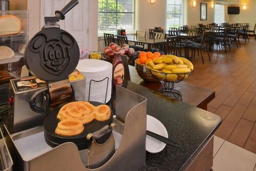 Value Stay! Three Modern Units, Pool, Breakfast, Shuttle to Parks, Parking