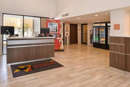 Value Stay! Three Modern Units, Pool, Breakfast, Shuttle to Parks, Parking