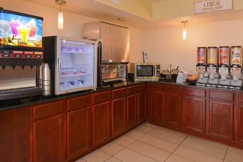 Value Stay! Three Modern Units, Pool, Breakfast, Shuttle to Parks, Parking