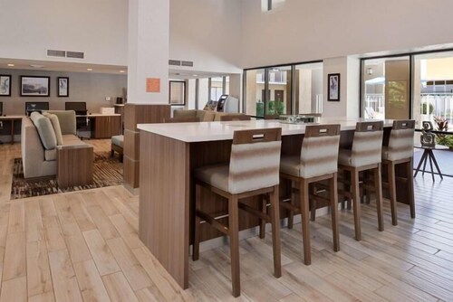 Value Stay! Three Modern Units, Pool, Breakfast, Shuttle to Parks, Parking