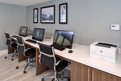 Value Stay! Three Modern Units, Pool, Breakfast, Shuttle to Parks, Parking