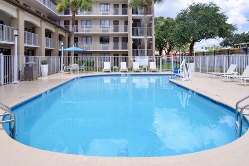 Value Stay! Three Modern Units, Pool, Breakfast, Shuttle to Parks, Parking