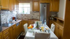 Fridge, oven, hob, coffee/tea maker