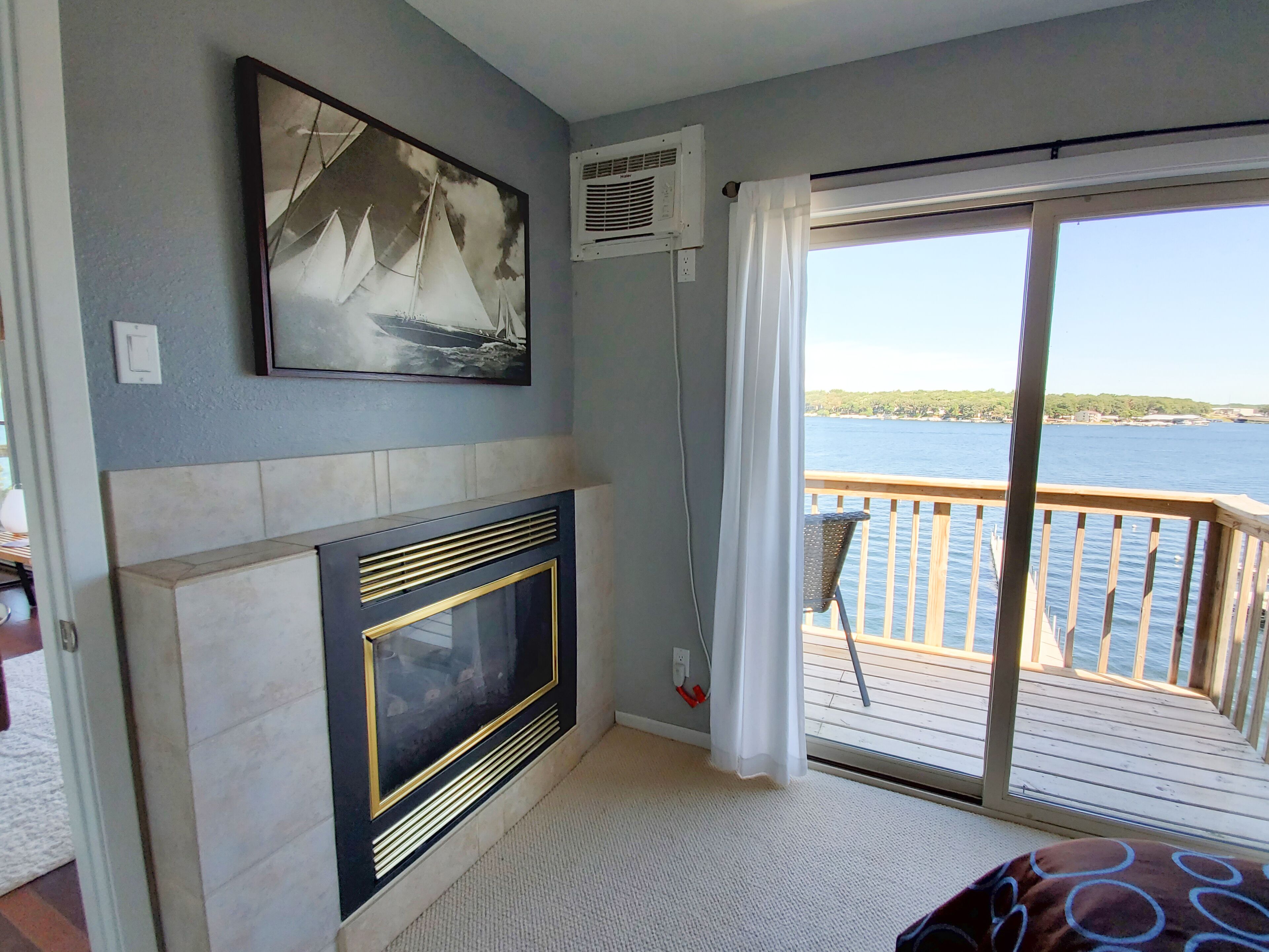 Penthouse Suite, Gorgeous West Lake Okoboji Views, 1 Bdrm Above Shopping Center in Arnolds Park, United States