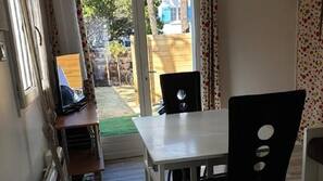 Kylskåp, mikrovågsugn, spishäll och kaffe- och tebryggare