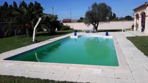 Piscine extérieure (ouverte en saison), parasols de plage