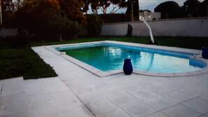 Piscine extérieure (ouverte en saison), parasols de plage