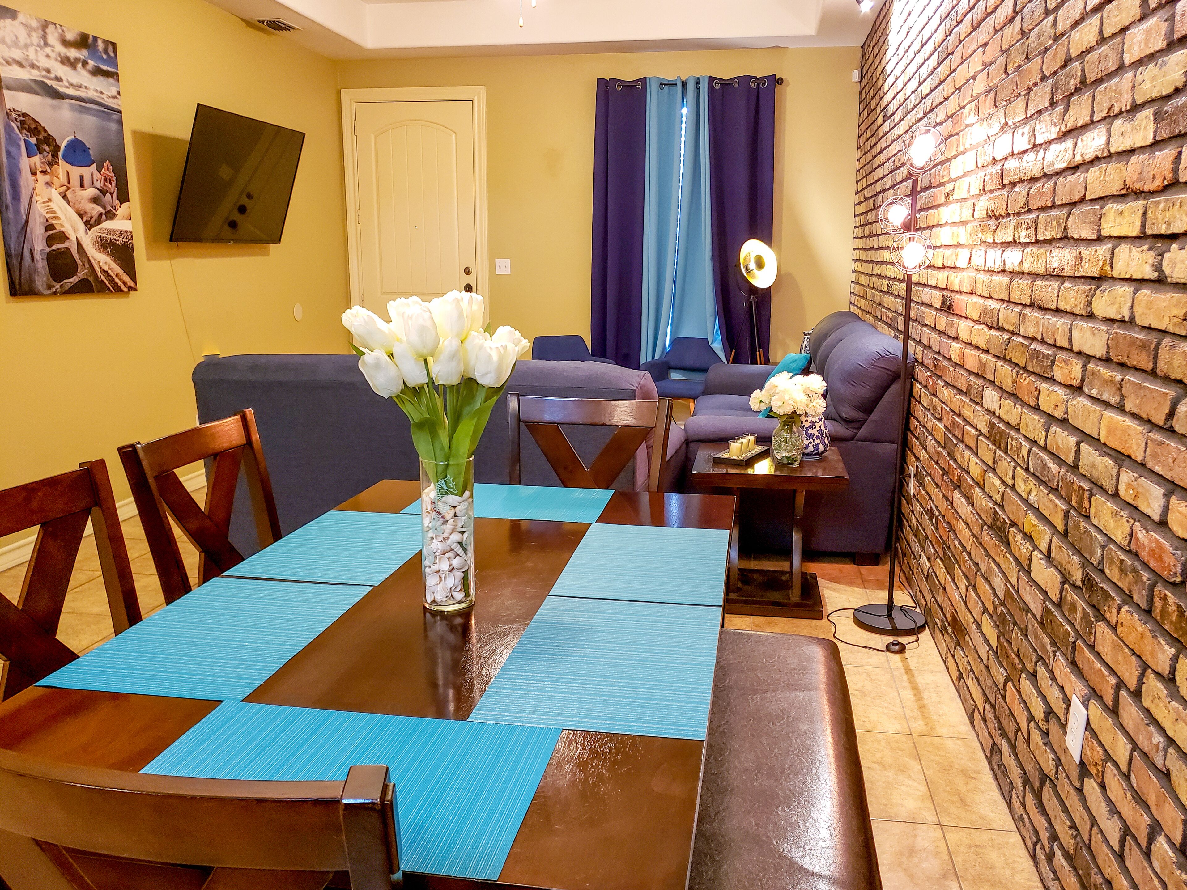Chicago Style Town home in a gated community!!Spacious 1100sqft in McAllen, United States