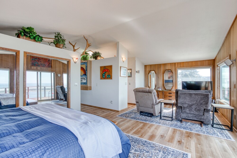 Dogfriendly home with balcony, porches & topofthe world ocean views