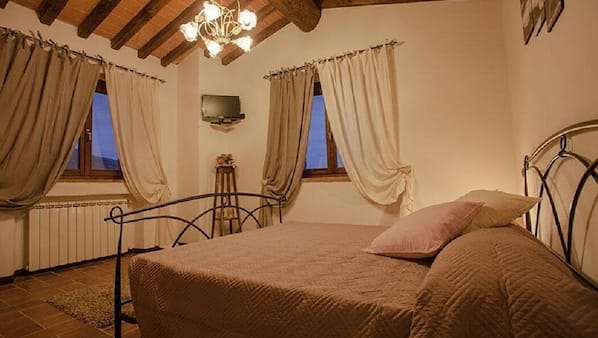 5 bedrooms, iron/ironing board, Internet, linens