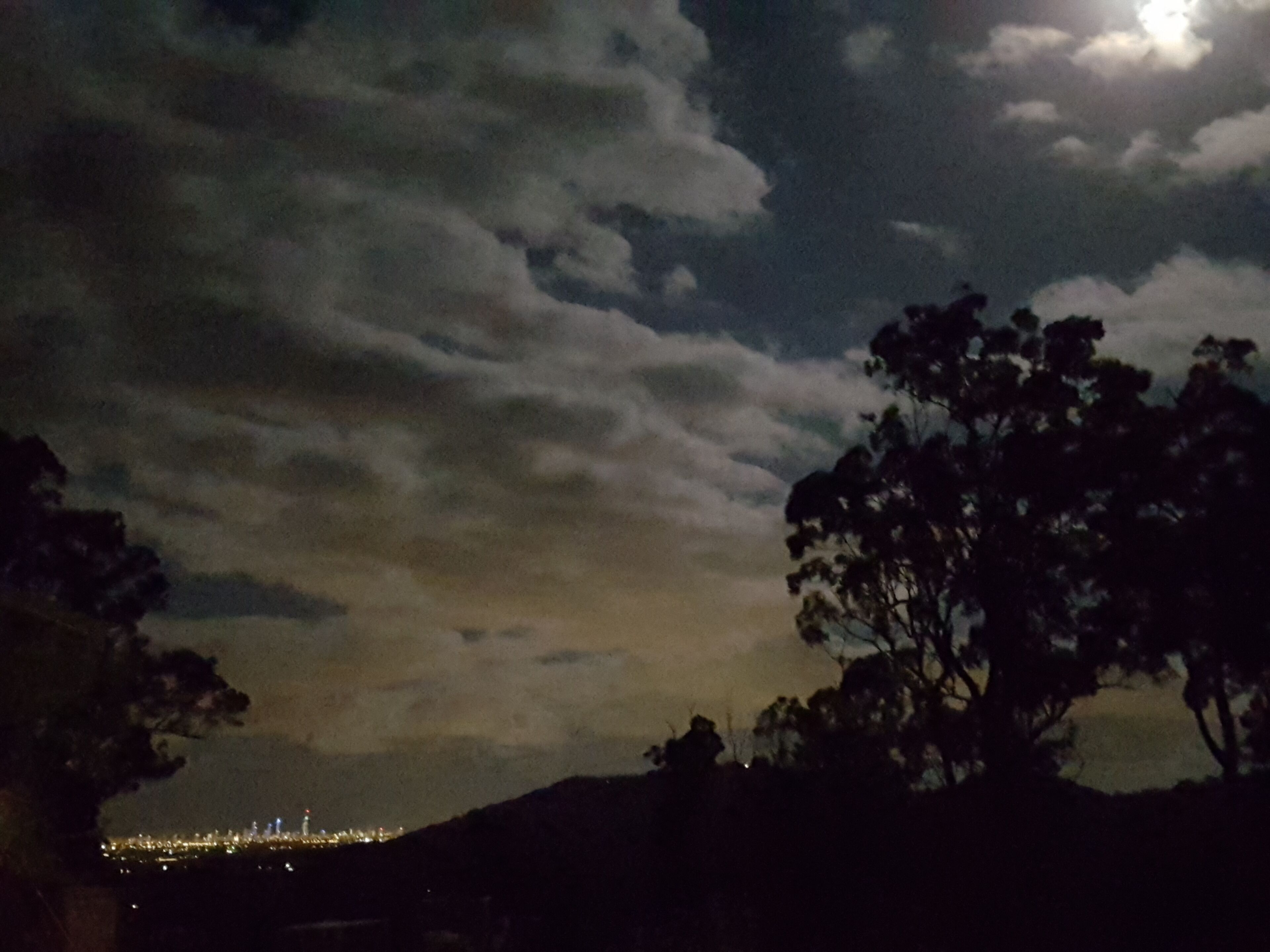 Tree House #1. Private, Stone Bath With Amazing Views to the Gold Coast.3levels