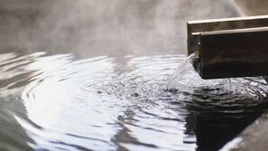 Bathtub dan shower terpisah dan pemandian mata air panas