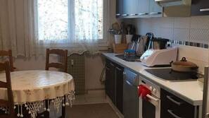 Réfrigérateur, four, lave-vaisselle, cafetière/bouilloire