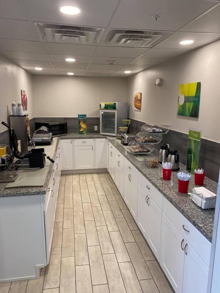 Quality Inn & Suites Evansville Downtown in Evansville Best Rates